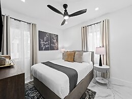 Aqua Haven- Stylish Getaway With Pool and Jacuzzi