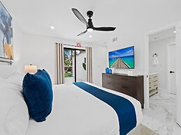 Aqua Haven- Stylish Getaway With Pool and Jacuzzi