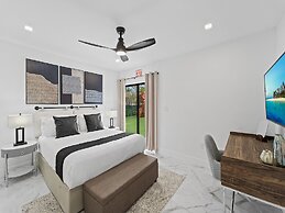 Aqua Haven- Stylish Getaway With Pool and Jacuzzi