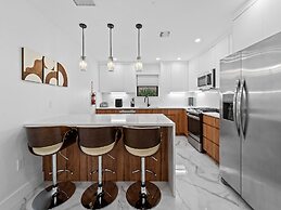 Aqua Haven- Stylish Getaway With Pool and Jacuzzi