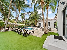 Aqua Haven- Stylish Getaway With Pool and Jacuzzi
