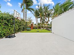 Aqua Haven- Stylish Getaway With Pool and Jacuzzi