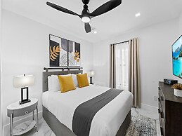 Aqua Haven- Stylish Getaway With Pool and Jacuzzi