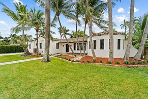 Aqua Haven- Stylish Getaway With Pool and Jacuzzi