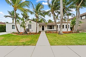 Aqua Haven- Stylish Getaway With Pool and Jacuzzi