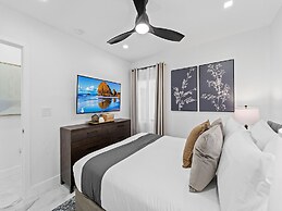 Aqua Haven- Stylish Getaway With Pool and Jacuzzi