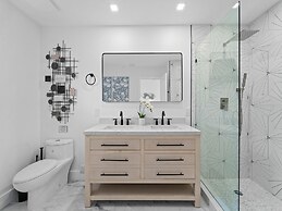 Aqua Haven- Stylish Getaway With Pool and Jacuzzi