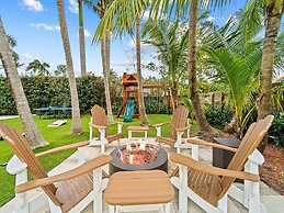 Aqua Haven- Stylish Getaway With Pool and Jacuzzi