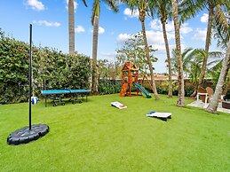 Aqua Haven- Stylish Getaway With Pool and Jacuzzi