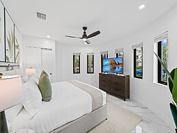 Aqua Haven- Stylish Getaway With Pool and Jacuzzi