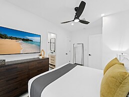 Aqua Haven- Stylish Getaway With Pool and Jacuzzi