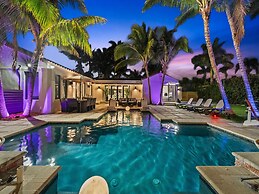 Aqua Haven- Stylish Getaway With Pool and Jacuzzi