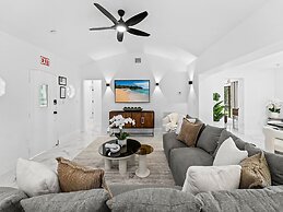 Aqua Haven- Stylish Getaway With Pool and Jacuzzi