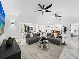 Aqua Haven- Stylish Getaway With Pool and Jacuzzi