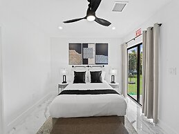 Aqua Haven- Stylish Getaway With Pool and Jacuzzi