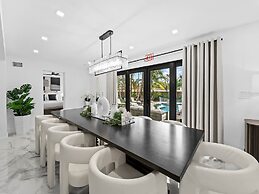 Aqua Haven- Stylish Getaway With Pool and Jacuzzi