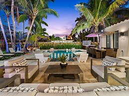 Aqua Haven- Stylish Getaway With Pool and Jacuzzi