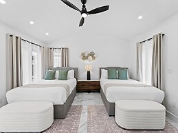 Aqua Haven- Stylish Getaway With Pool and Jacuzzi