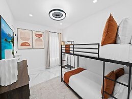 Aqua Haven- Stylish Getaway With Pool and Jacuzzi