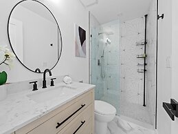 Aqua Haven- Stylish Getaway With Pool and Jacuzzi