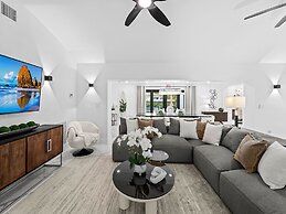 Aqua Haven- Stylish Getaway With Pool and Jacuzzi