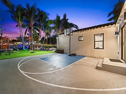 Aqua Haven- Stylish Getaway With Pool and Jacuzzi