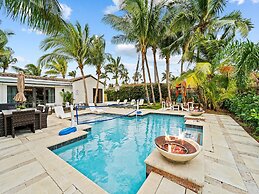 Aqua Haven- Stylish Getaway With Pool and Jacuzzi
