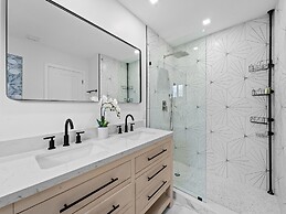 Aqua Haven- Stylish Getaway With Pool and Jacuzzi