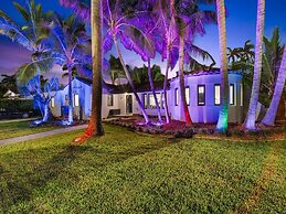 Aqua Haven- Stylish Getaway With Pool and Jacuzzi