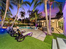 Aqua Haven- Stylish Getaway With Pool and Jacuzzi