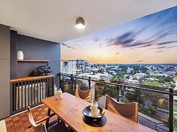FIRST LIGHT MOOLOOLABA APT 804