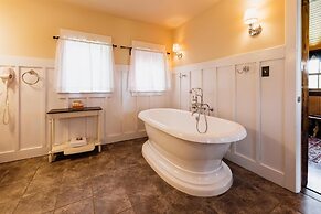 Chico Hot Springs Resort & Day Spa