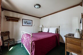 Chico Hot Springs Resort & Day Spa