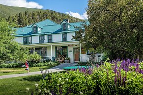 Chico Hot Springs Resort & Day Spa