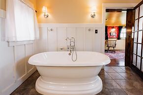 Chico Hot Springs Resort & Day Spa