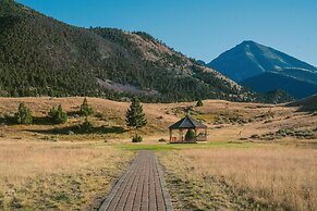 Chico Hot Springs Resort & Day Spa