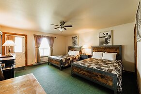 Chico Hot Springs Resort & Day Spa