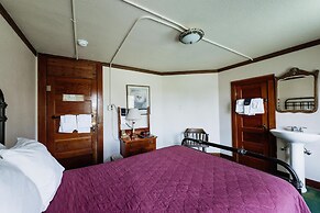 Chico Hot Springs Resort & Day Spa