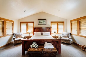 Chico Hot Springs Resort & Day Spa