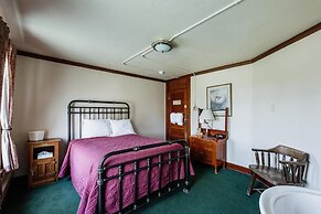 Chico Hot Springs Resort & Day Spa