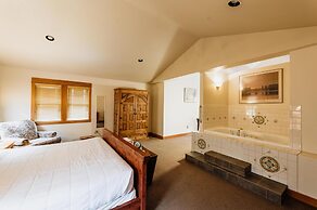 Chico Hot Springs Resort & Day Spa
