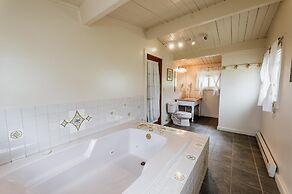 Chico Hot Springs Resort & Day Spa