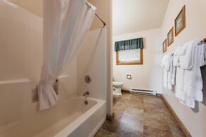 Chico Hot Springs Resort & Day Spa