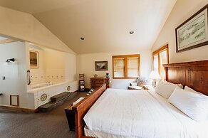 Chico Hot Springs Resort & Day Spa