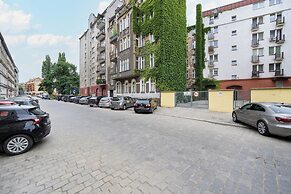 Retro Apartment in Wroclaw by Renters