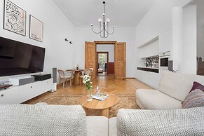 Retro Apartment in Wroclaw by Renters