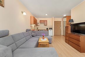 Apartment with Parking by Renters