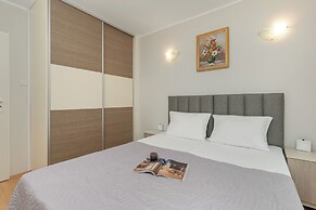 Apartment with Parking by Renters