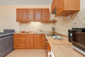 Apartment with Parking by Renters