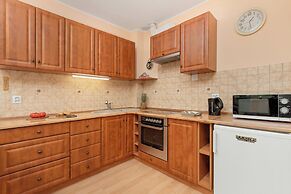 Apartment with Parking by Renters